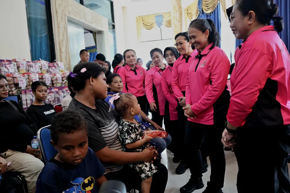 Kunjungi Raja Ampat, Ketum Bhayangkari Ny. Juliati Sigit Prabowo Salurkan Sembako hingga Gelar Khitanan Massal