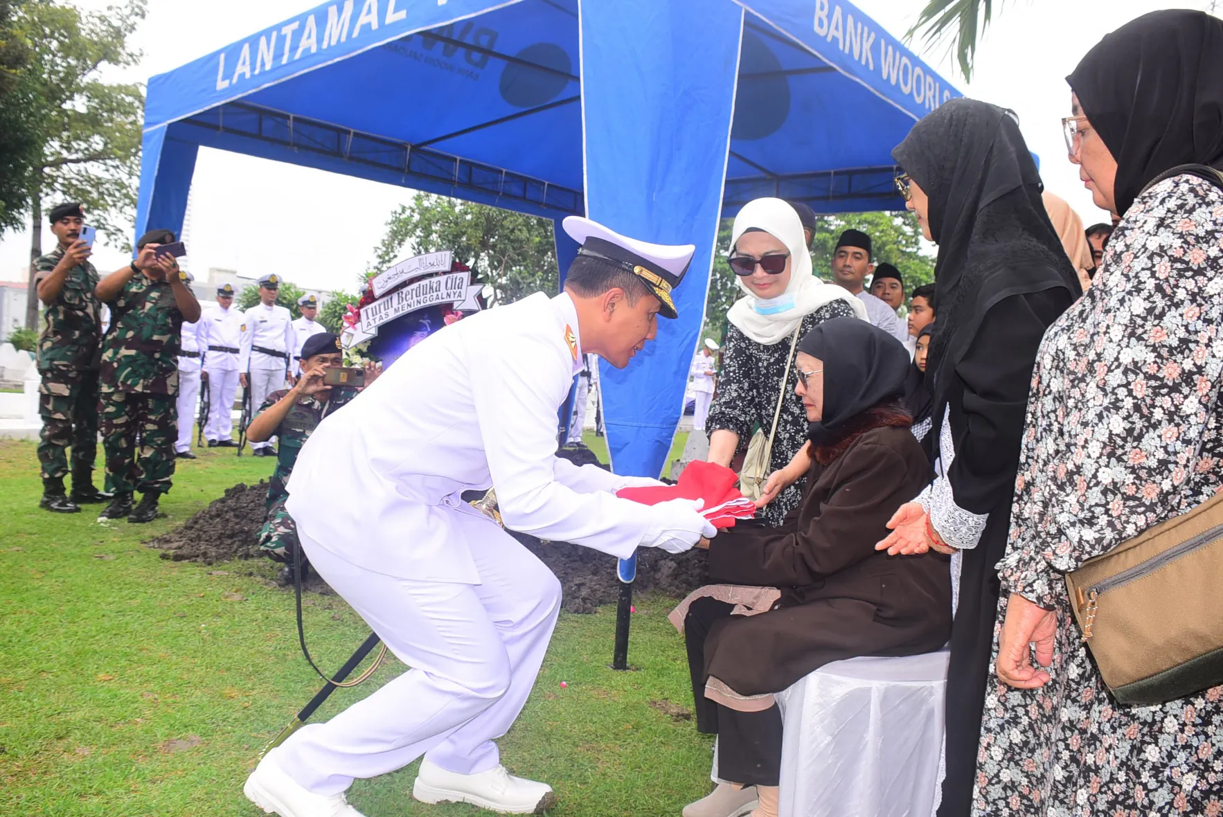 Pangkoarmada II Pimpin Upacara Militer Pemakaman Laksda TNI (Purn) Abdul Malik Yusuf