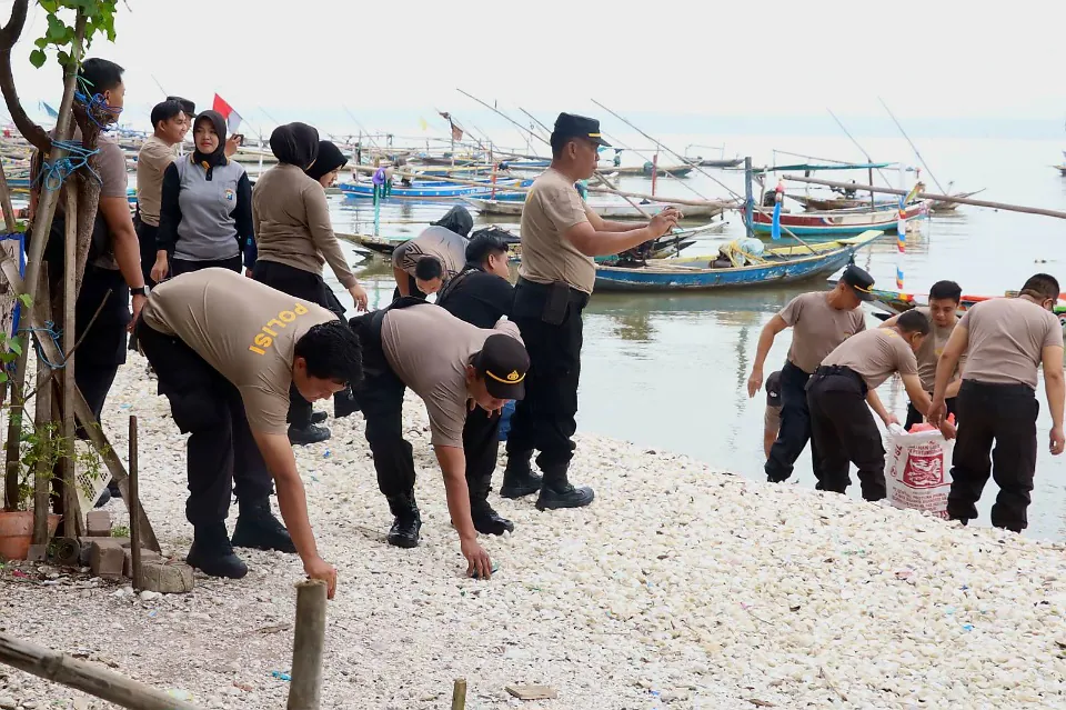 Polri Presisi untuk Lingkungan: Aksi Bersih Pantai Polres Pelabuhan Tanjung Perak Sambut Hari Bhayangkara ke-79