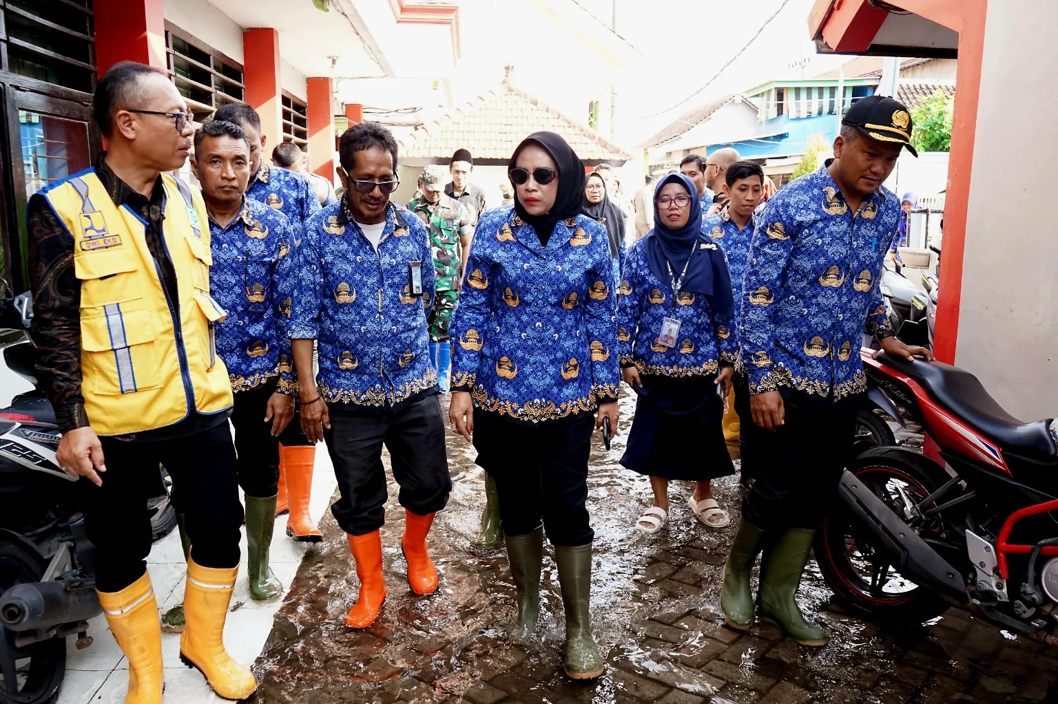Wabup Mimik Idayana Sidak ke Lokasi Banjir di SMPN 2 Tanggulangin