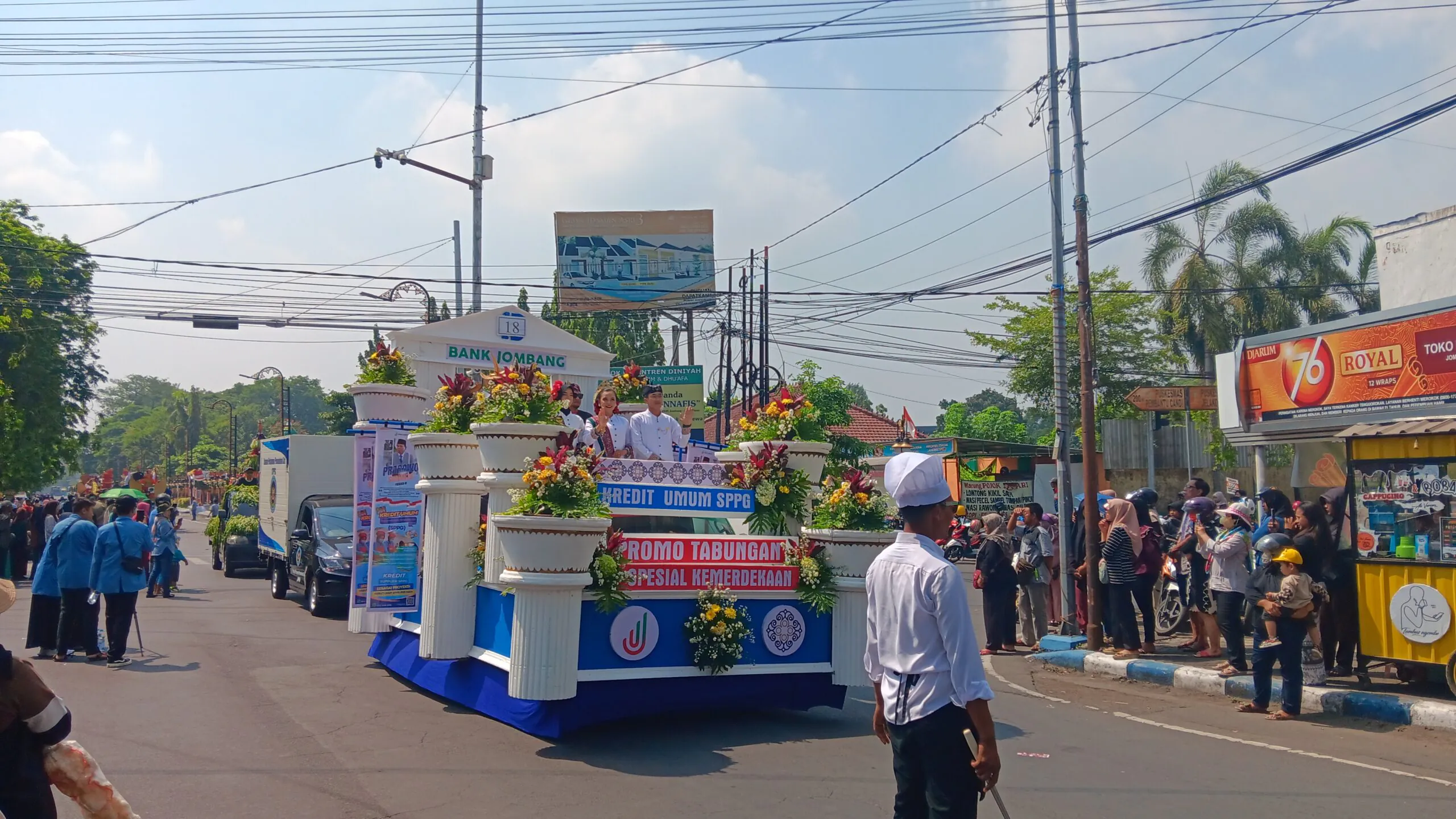 Mobil Hias BPR Bank Jombang Jadi Daya Tarik Karnaval HUT RI ke-80