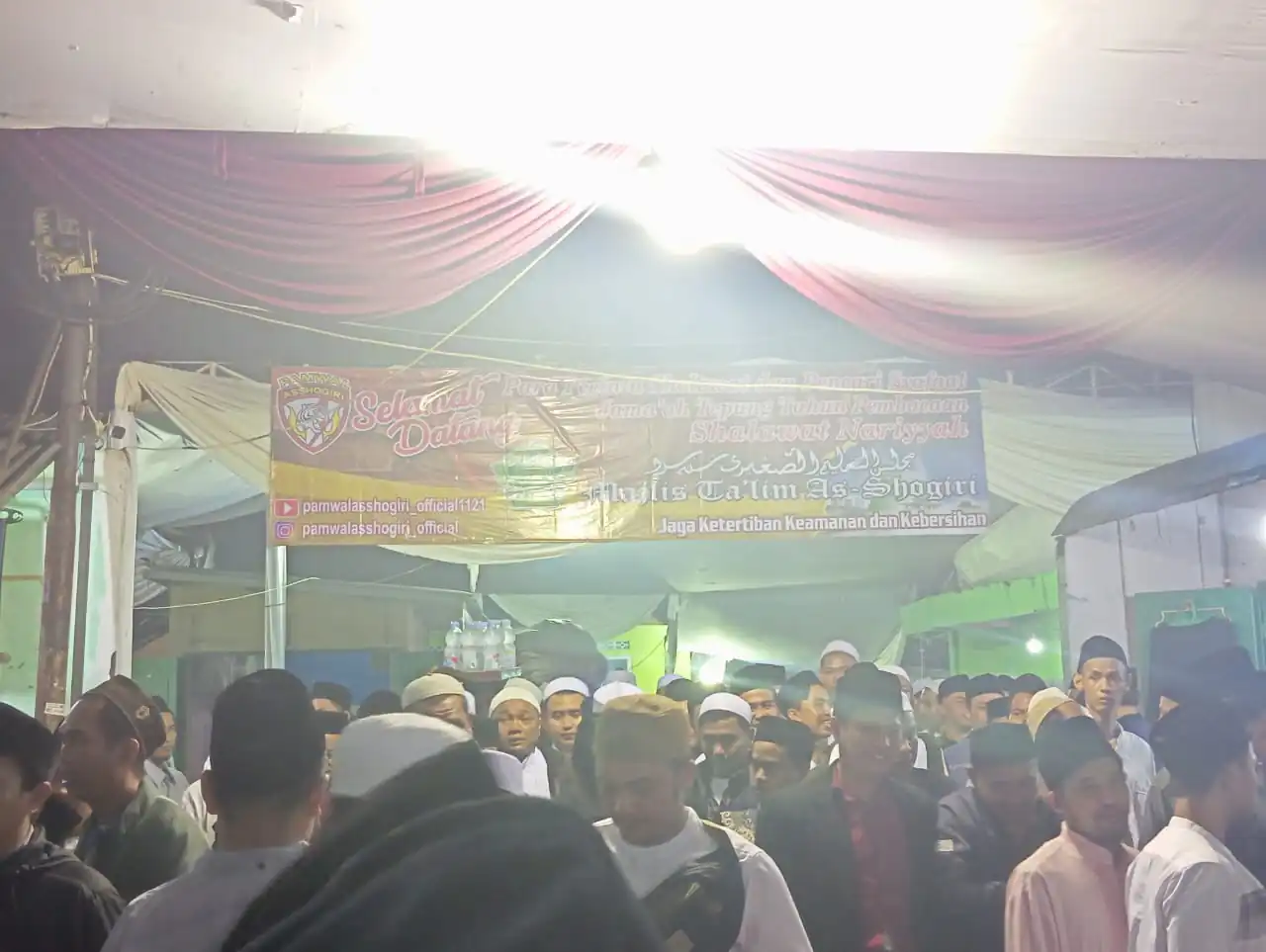 PARA PECINTA SHOLAWAT DAN PENCARI SYAFA, AT SHOLAWAT NARIYYAH, RATUSAN RIBU JAMA, AH MENGHADIRI HAUL TAHUNAN DI PONPES AS SOGIRI YANG KE-21 TAHUN