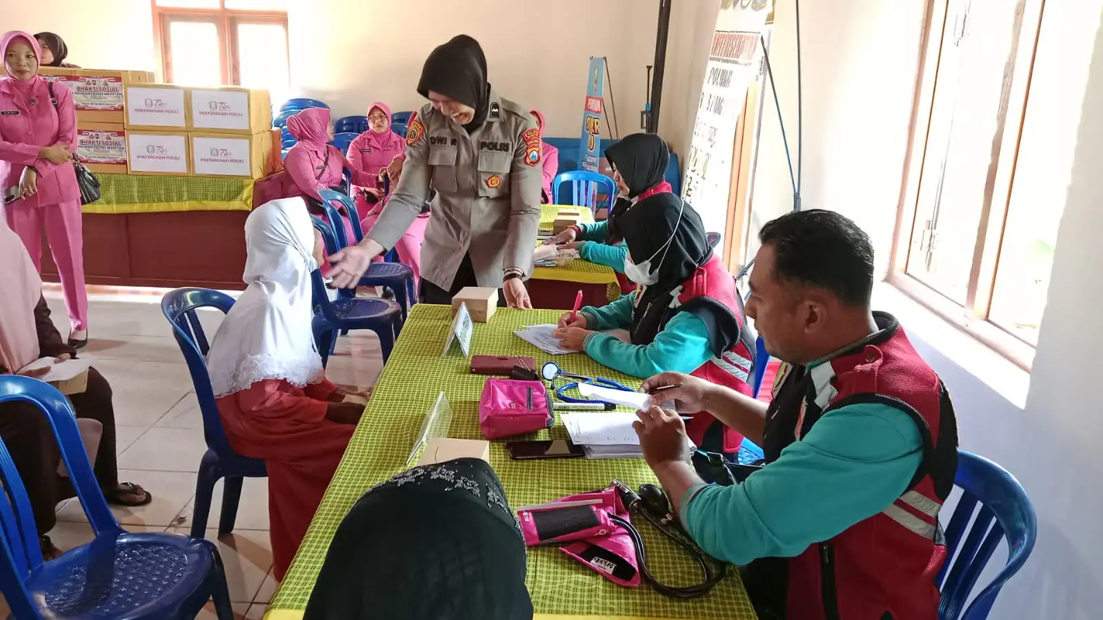 Sambut Hari Jadi ke-77, Polwan Polres Magetan Gelar Bakti Sosial Pemeriksaan Kesehatan Gratis