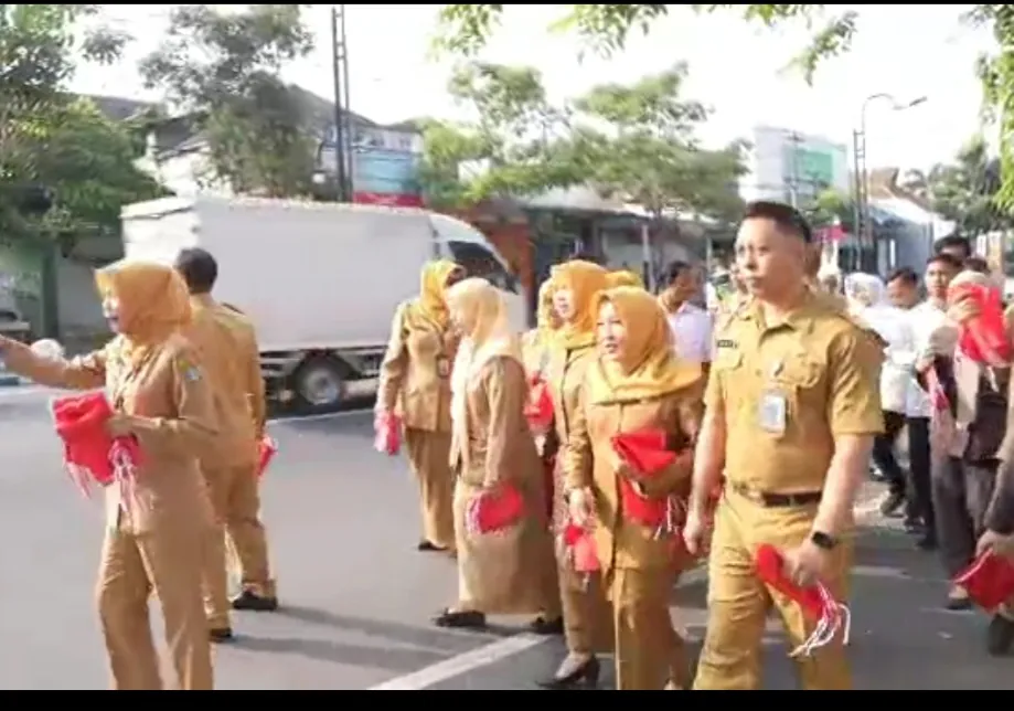 Sekretariat DPRD Jombang Bagikan 500 Bendera Merah Putih, Ajak Masyarakat Rayakan Kemerdekaan