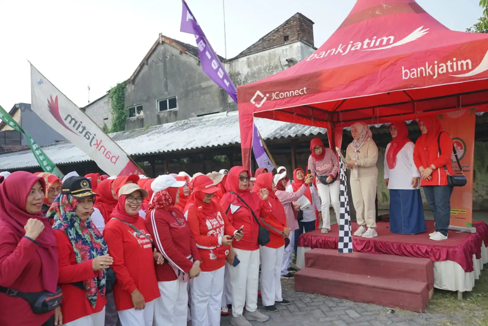 Semarak Merah Putih Warnai Jalan Sehat Kemerdekaan DWP Disdikbud Jombang