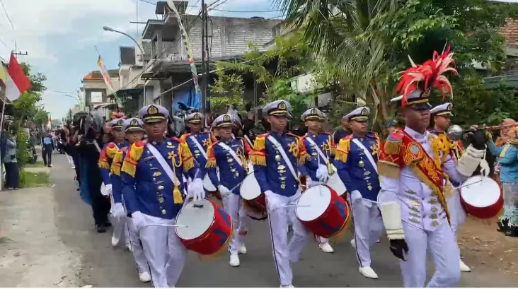 Gema Maritim Menggetarkan Lamongan: Drum  Band  Corps Gita Jalasena UHT Bersinar di Hikam Celebration