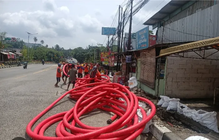 KERUSAKAN JALAN DAN PERUSAHAAN TLKOMSEL AKIBAT GALIAN KABL PLN 