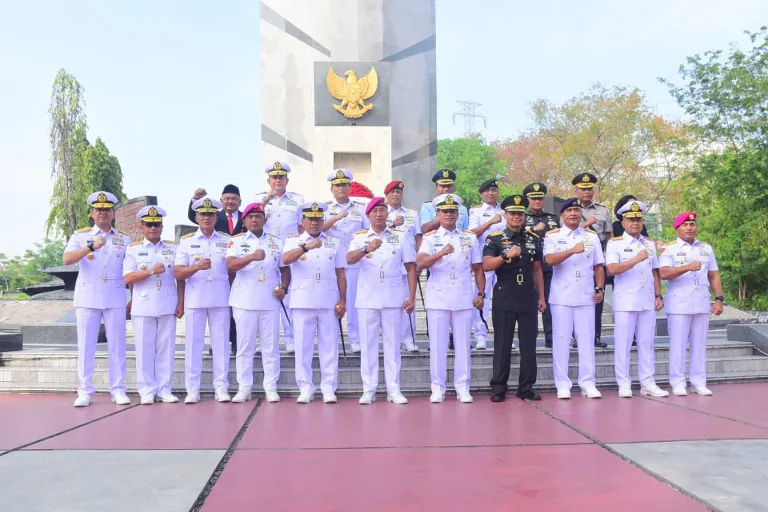 Sambut HUT Ke-80 TNI AL Tahun 2025, Kaskoarmada II Ikuti Ziarah Rombongan di TMP 10 November