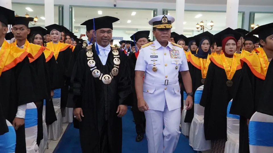 Universitas Hang Tuah Gelar Wisuda 2025, Kasal Apresiasi Keunggulan Kampus Laut Biru