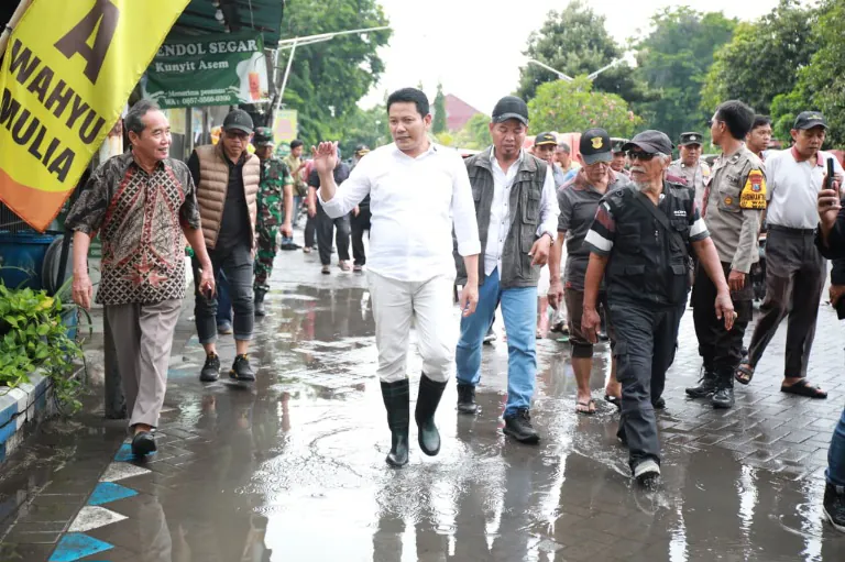 Bupati Subandi Sidak Wisma Tropodo, Temukan Pompa Usang dan Saluran Tertutup