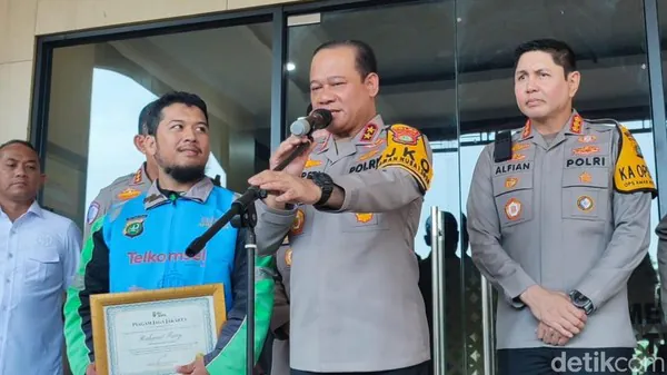 *Kapolda Metro Beri Penghargaan ke Ojol Kamtibmas Gagalkan Curanmor di Cakung*