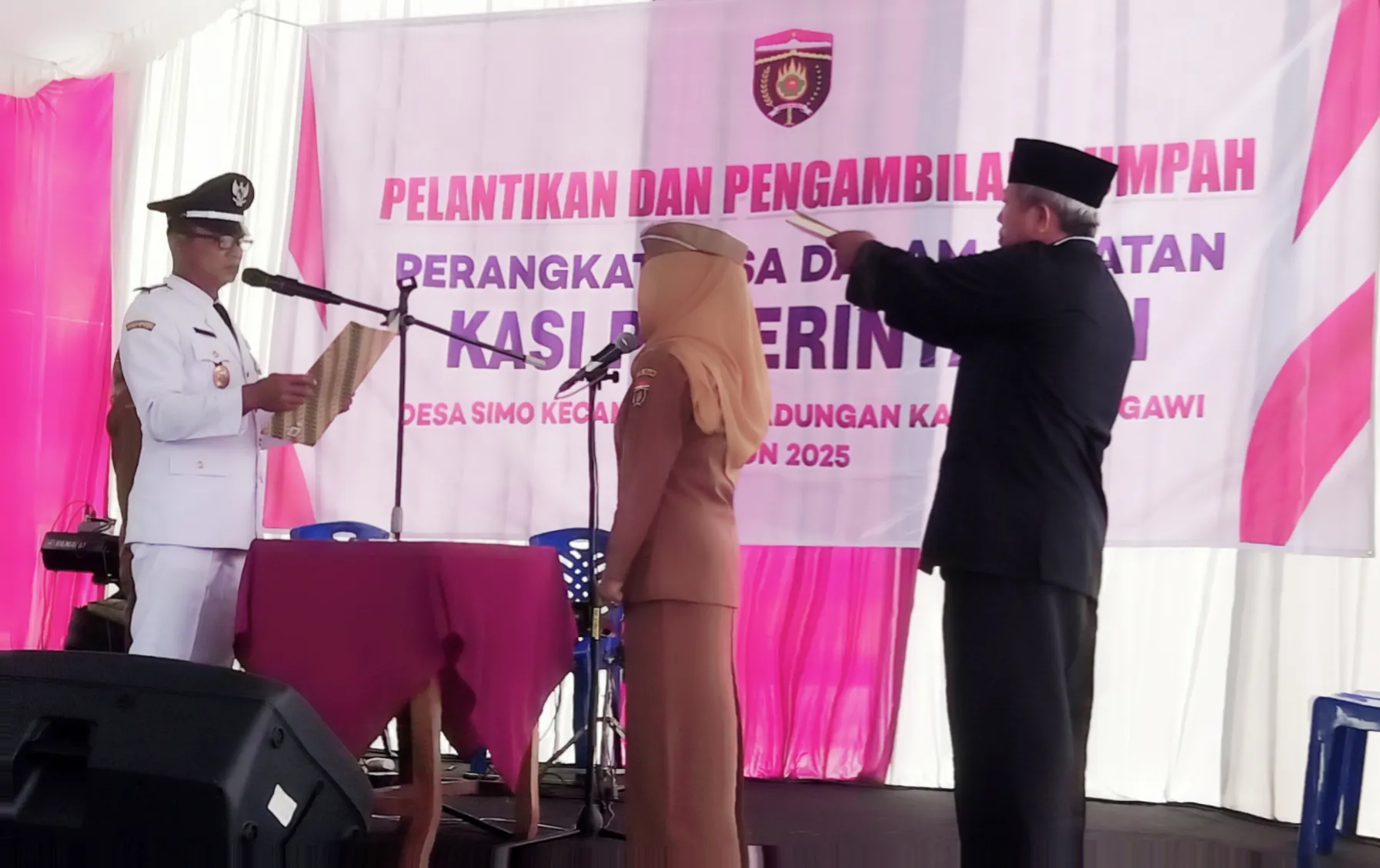 Kepala Desa Simo Lantik Yeni Gustin Widhiawati sebagai Kasi Pemerintahan