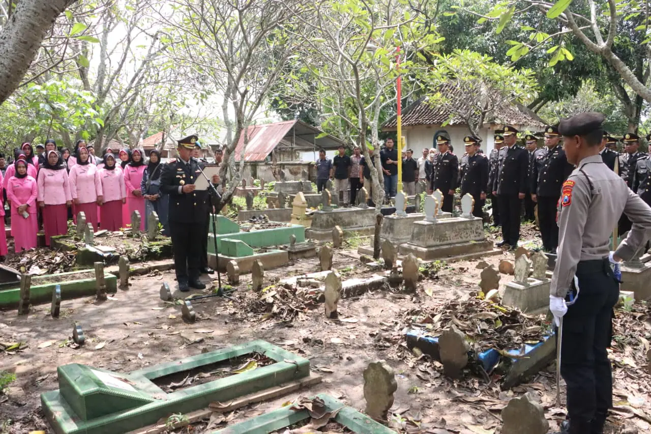 Beri Penghormatan Terkhir, Kapolres Madiun Kota Pimpin Upacara Pemakaman alm. AKP Mujito