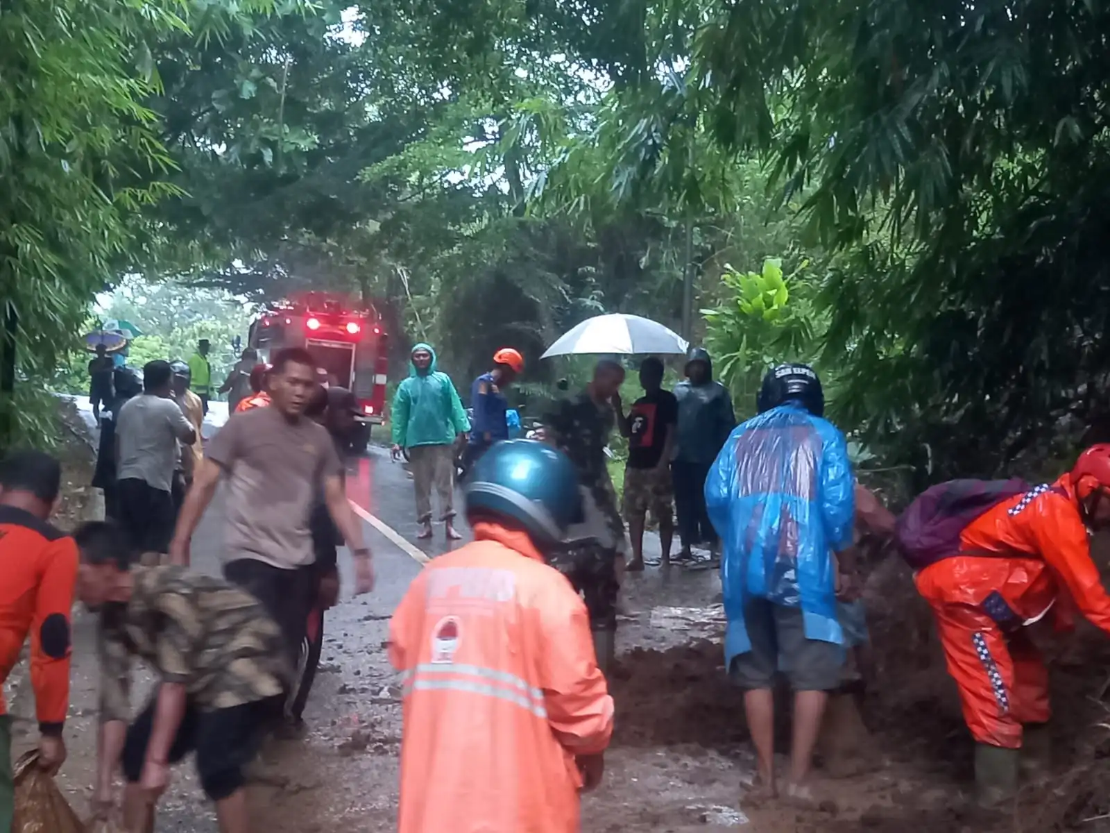 Gercep! Polres Ngawi dan Stakeholder Terkait, Evakuasi Longsor di Jalan Raya Ngrambe