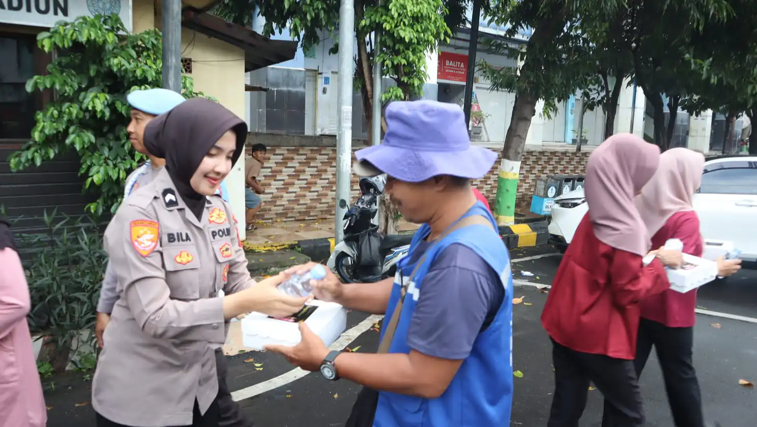Berkah Ramadhan, Polwan Polres Madiun Kota Bagikan Takjil