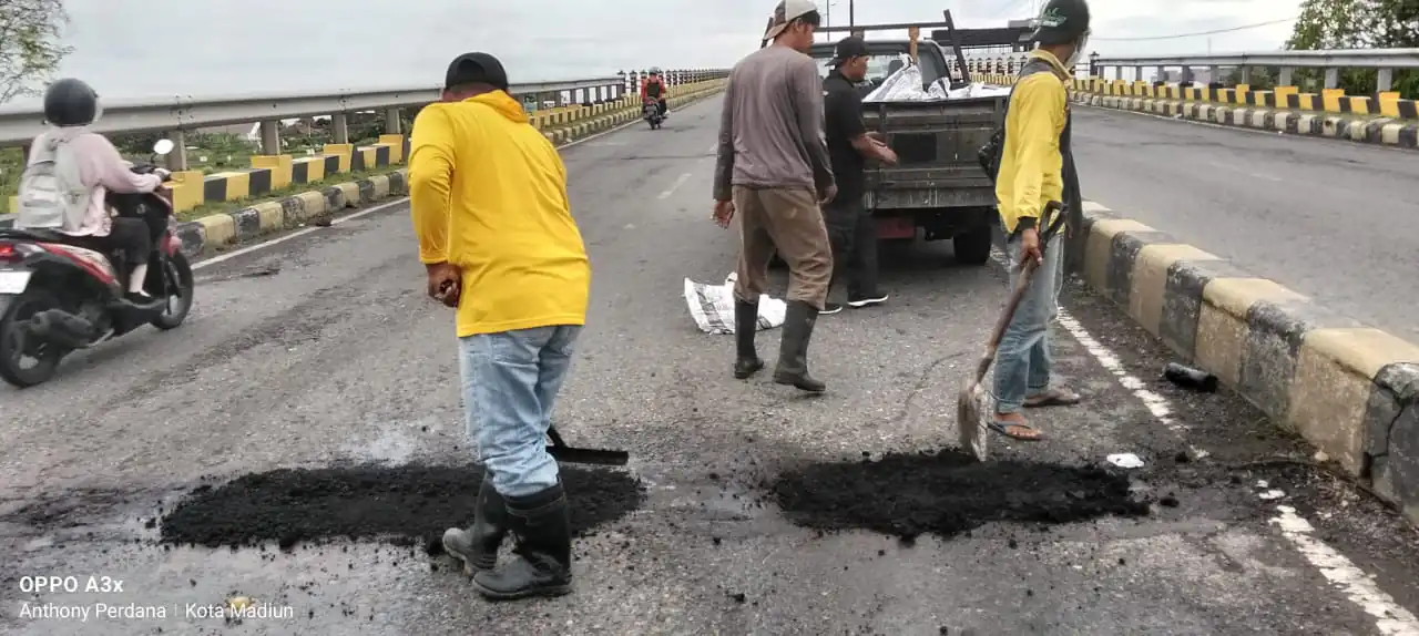 Cegah Laka Lantas, Satlantas Polres Madiun Kota Tandai Jalan Berlubang