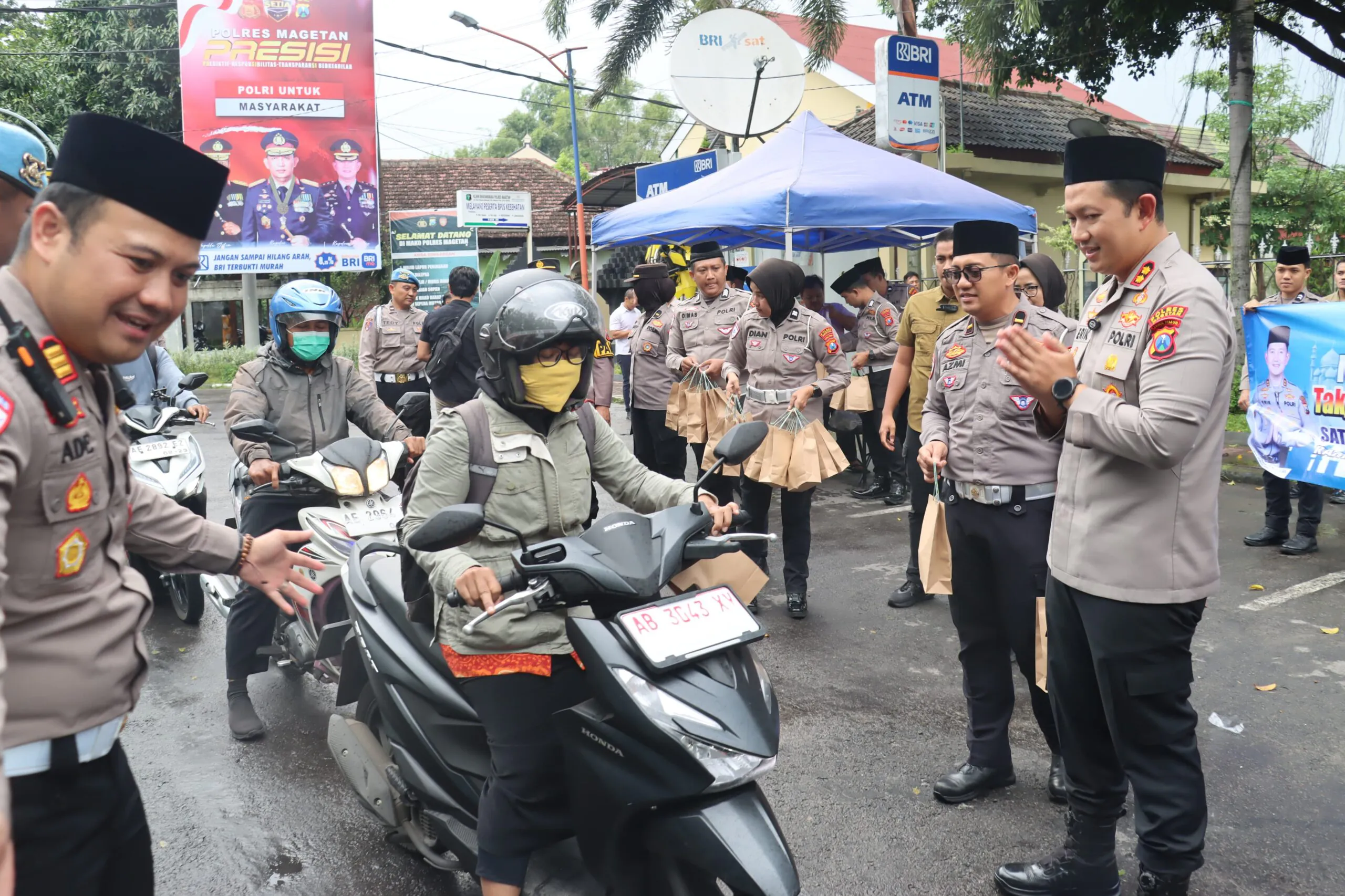 Hari Pertama Ramadan 1447 H, Kapolres Magetan Turun Langsung Bagikan Takjil dan Gaungkan Tertib Berlalu Lintas