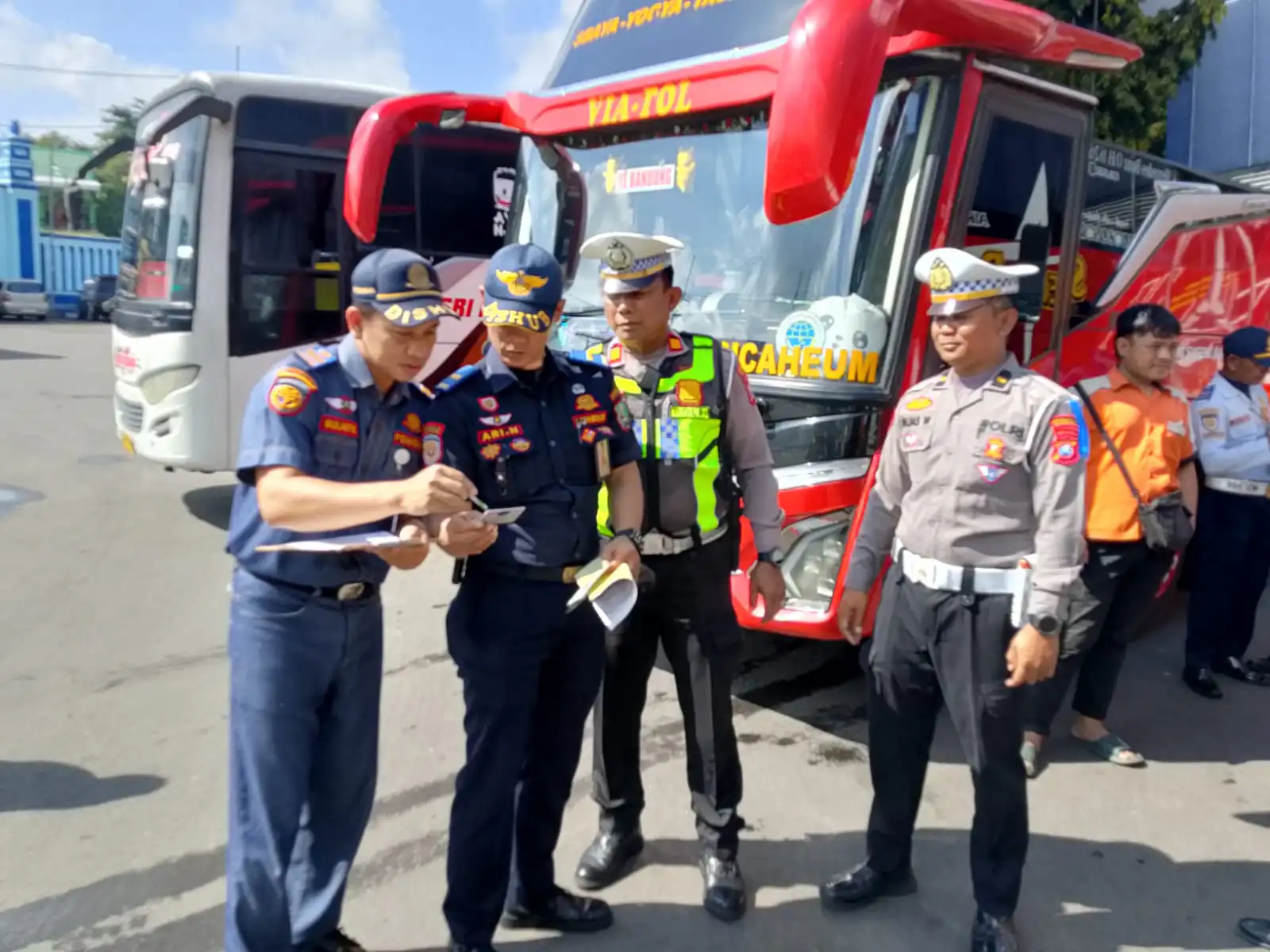 Cegah Laka Lantas, Polres Magetan Gelar Ramp Check Bus dan Tes Urine Pengemudi Di Terminal Maospati