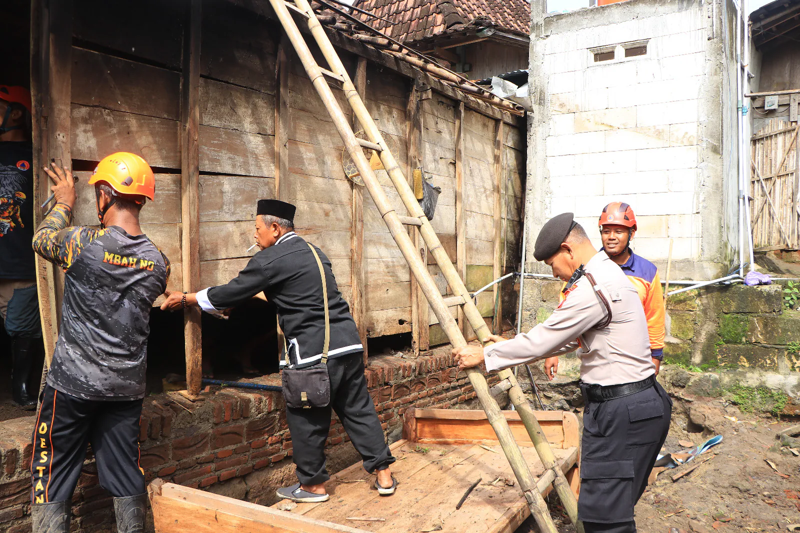 Gotong Royong Polres Ngawi Bantu Bersihkan Rumah Korban Banjir di Sirigan, Paron