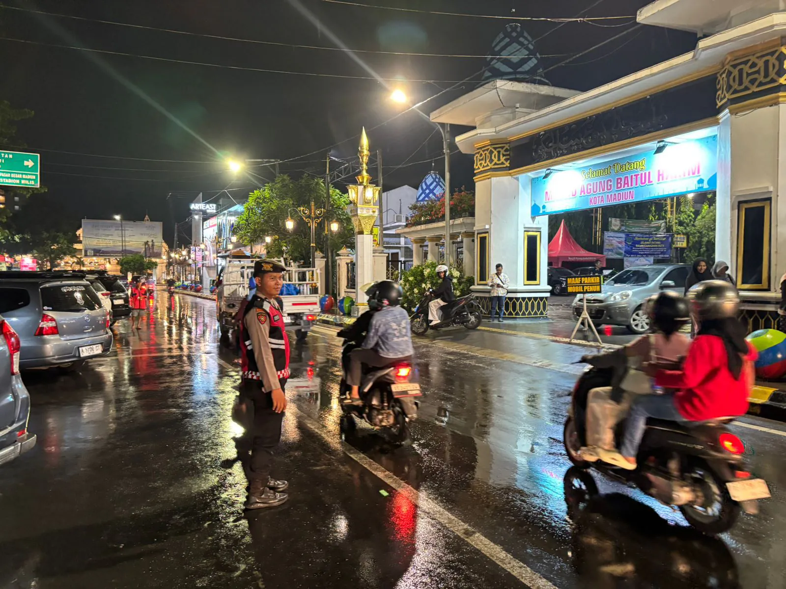 Situasi Kondusif, Sat Samapta Polres Madiun Kota Amankan Jalannya Sholat Tarawih