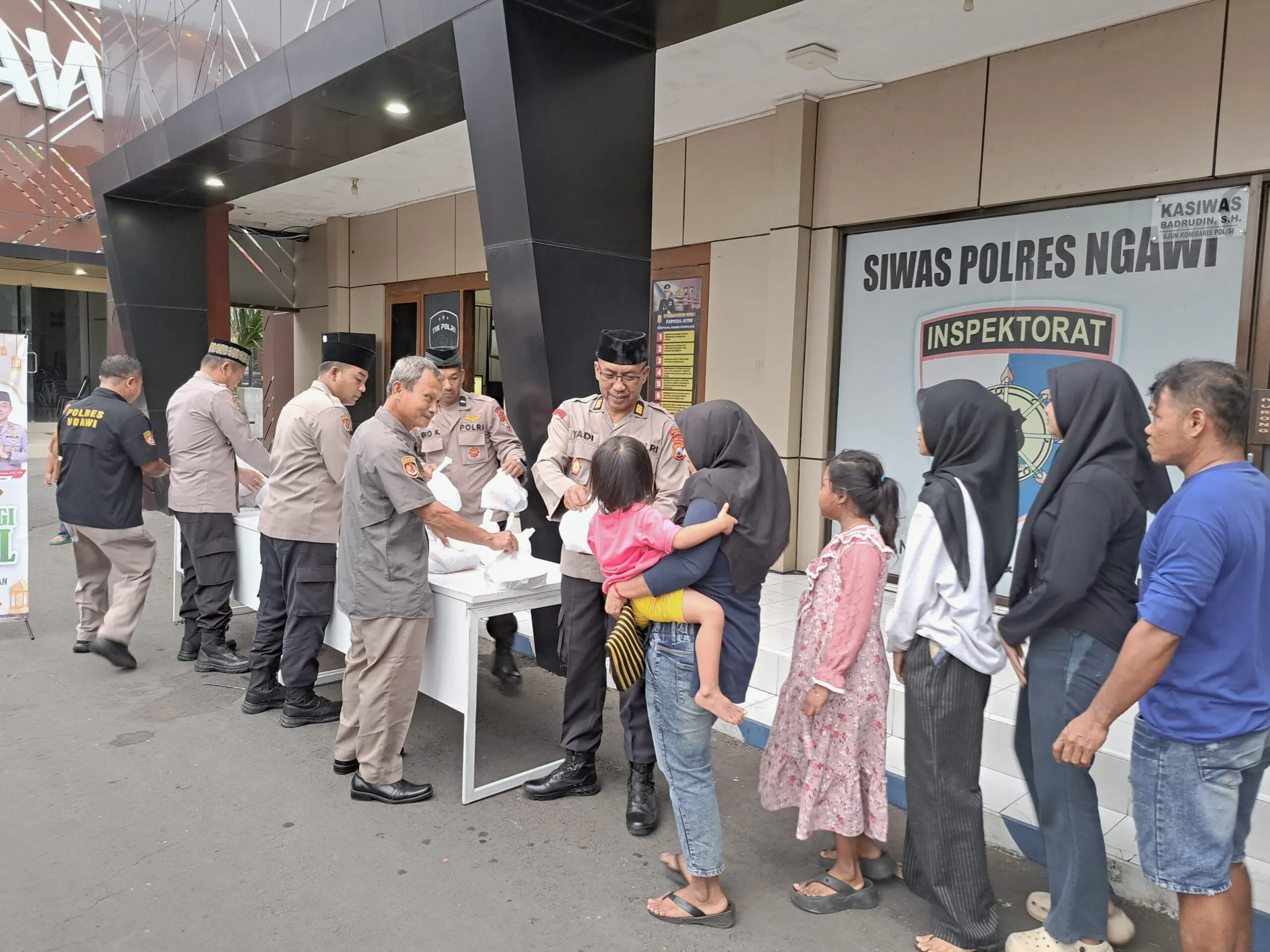POLRES NGAWI BAGIKAN TAKJIL DI BULAN RAMADAN