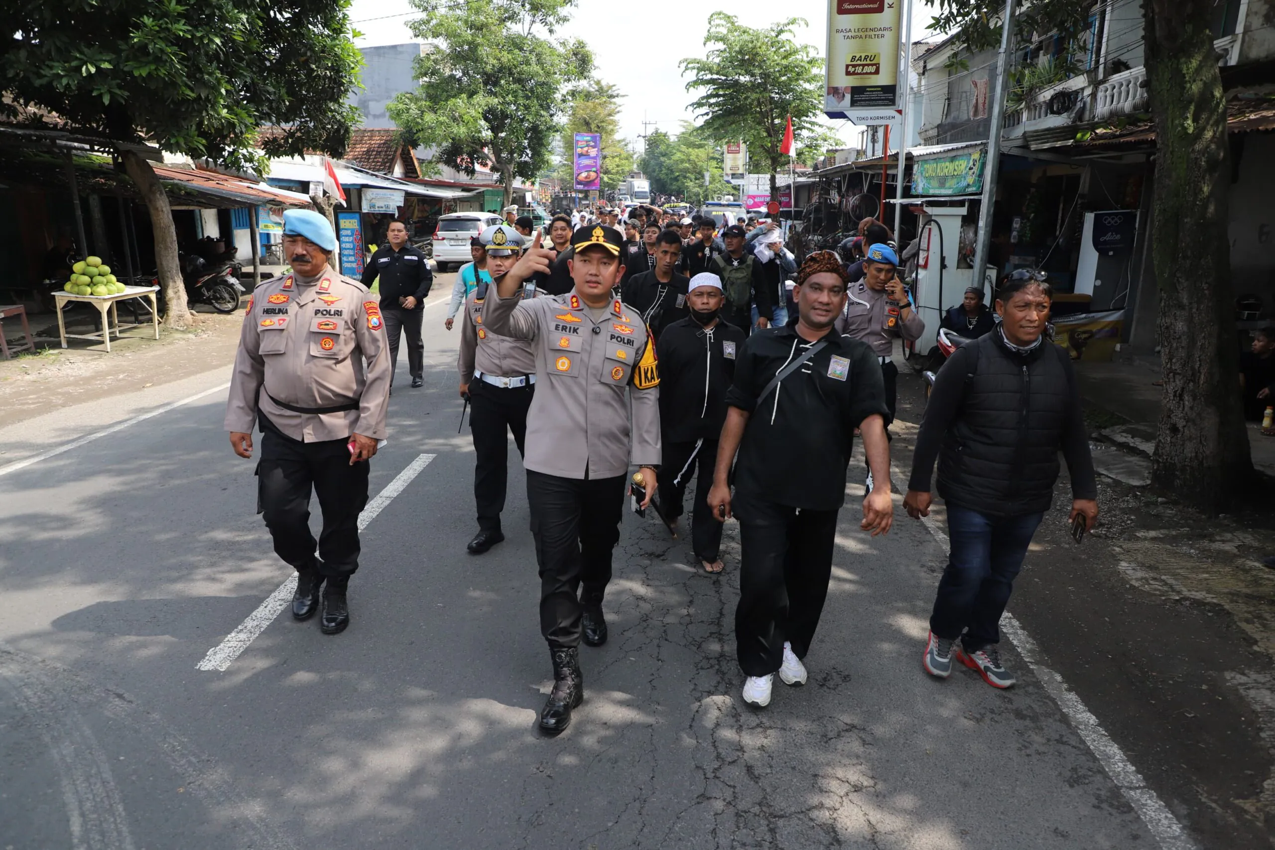 Jaga Kondusifitas Wilayah, Kapolres Magetan Pimpin Langsung Pengamanan Massa di Madigondo Perbatasan Magetan–Madiun