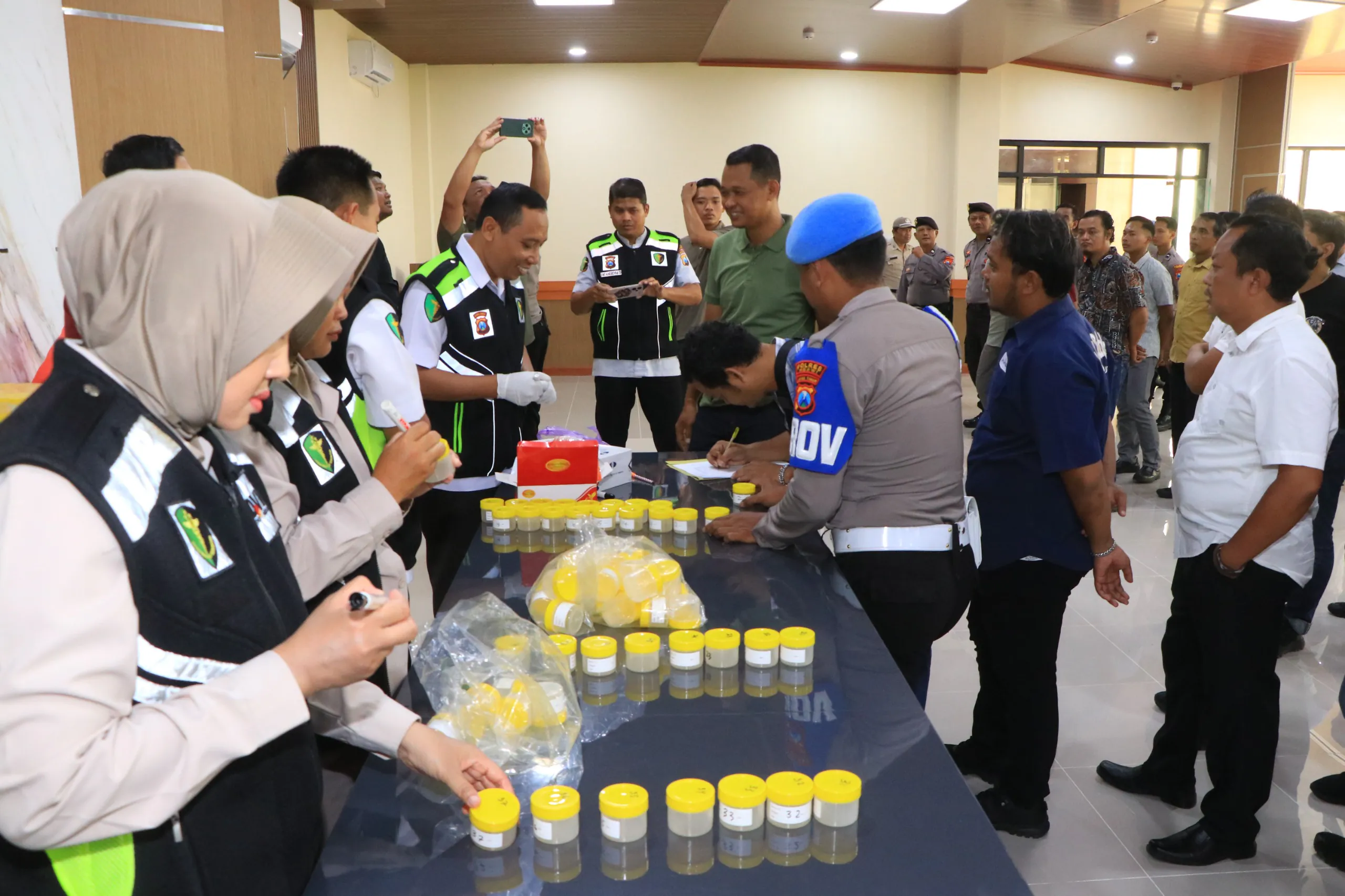 Komitmen Tanpa Toleransi, Polres Ngawi Gelar Tes Urine 179 Personel