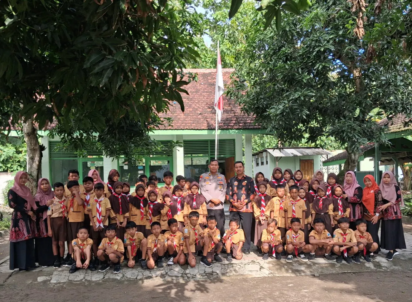 Ops Keselamatan Semeru 2026, Polsek Sawahan Sosialisasi Bahaya Narkoba dan Bullying di SDN 2 Golan