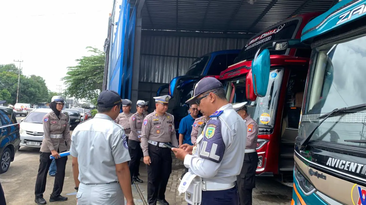 Pastikan Armada Laik Jalan, Polres Madiun Kota dan Tim Polda Jatim Inspeksi Bus di Kota Madiun
