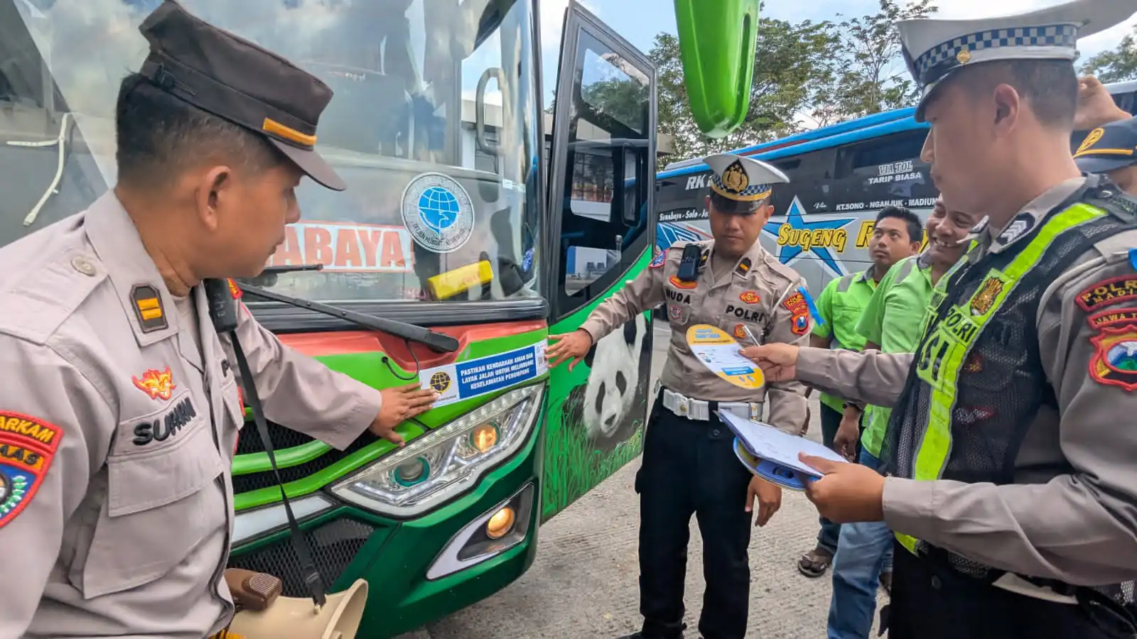 Pastikan Keselamatan Penumpang, Polres Madiun Gelar Ramp Check Bus di Terminal Madiun