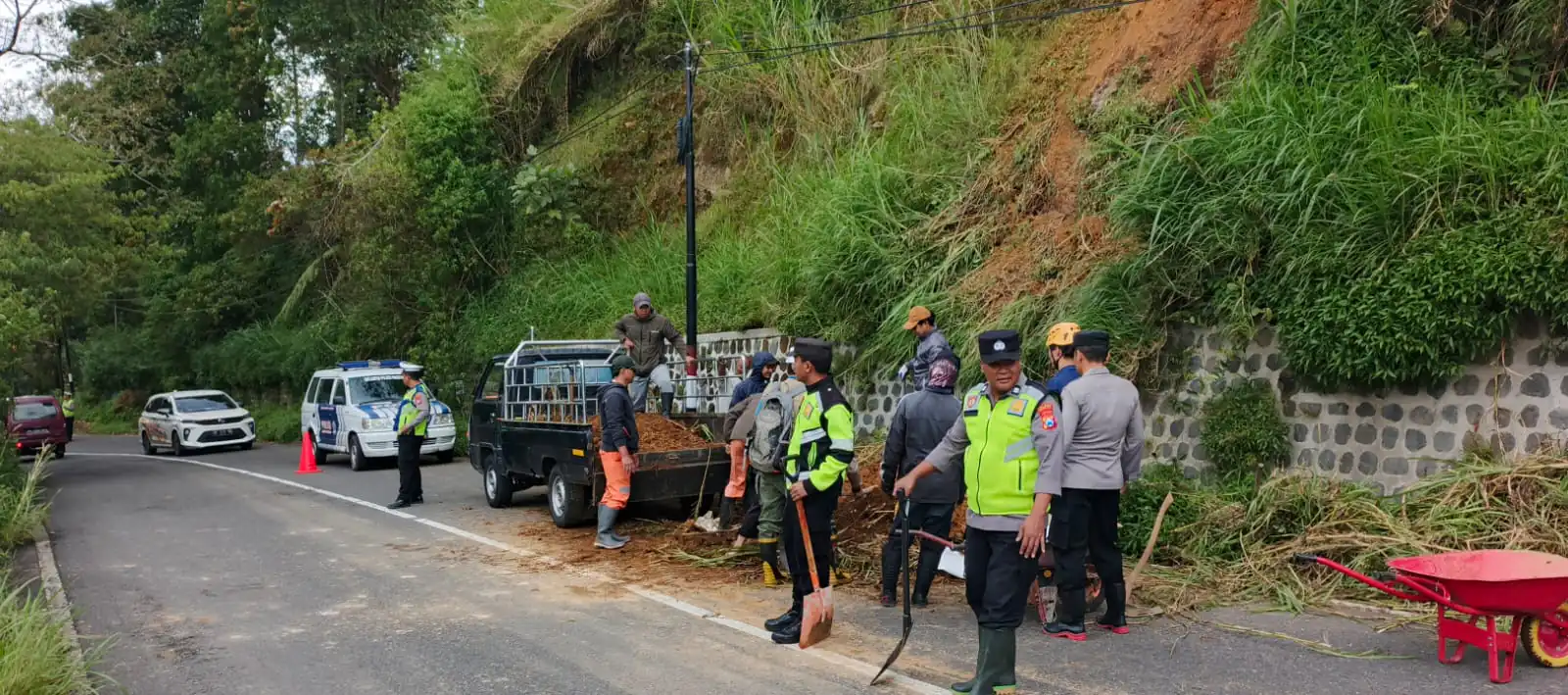 Polisi Magetan Gerak Cepat Tangani Tanah Longsor di Jalur Wisata Sarangan–Mojosemi