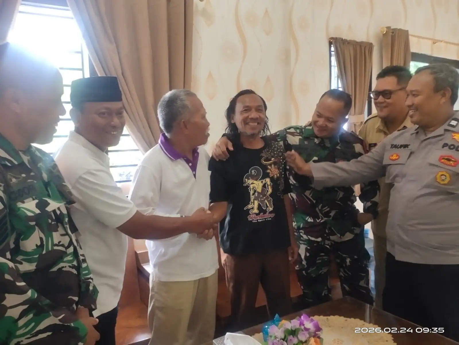 Polres Madiun Kota Bersama Tiga Pilar Mediasi Warga dan Berikan Bantuan untuk ODGJ