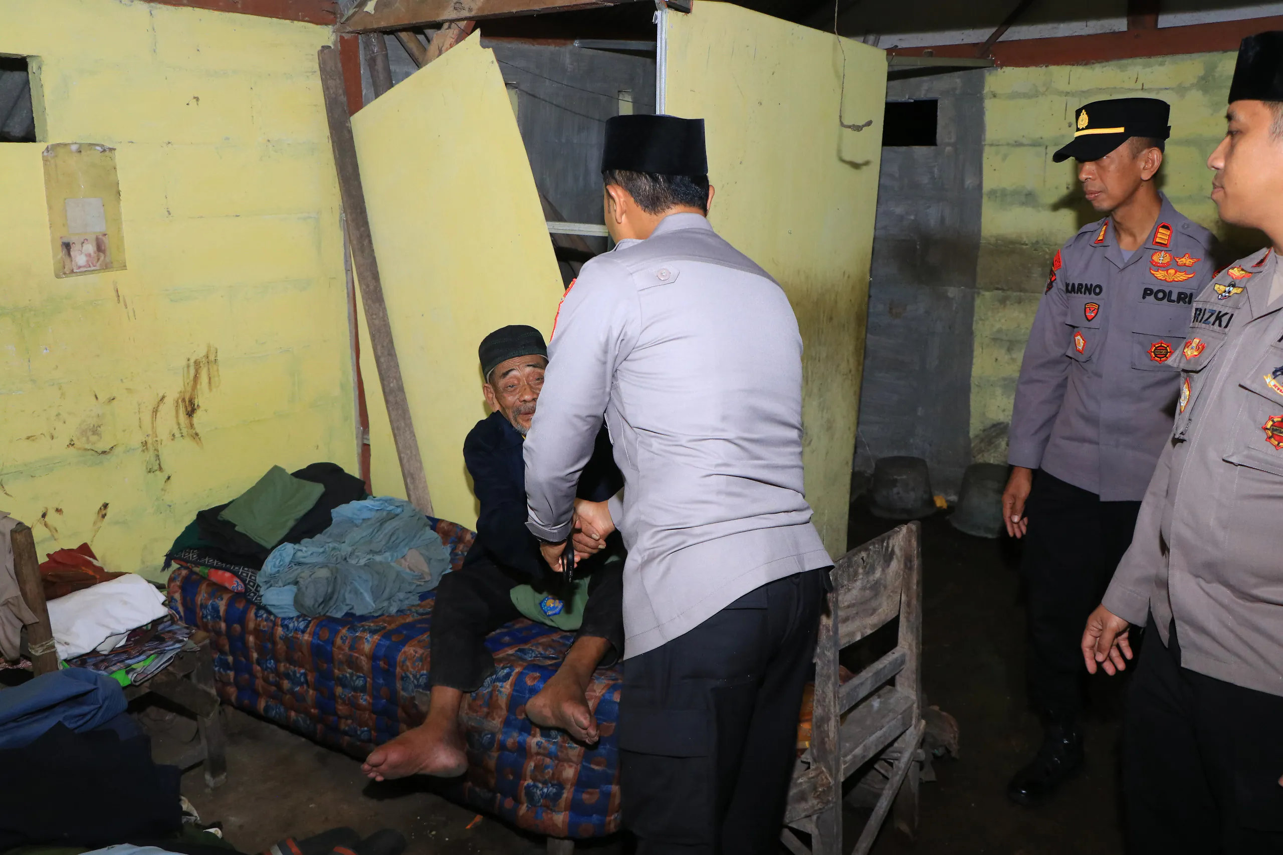 Ramadan Peduli, Kapolres Ngawi Berbagi Pada Warga di Kedunggalar