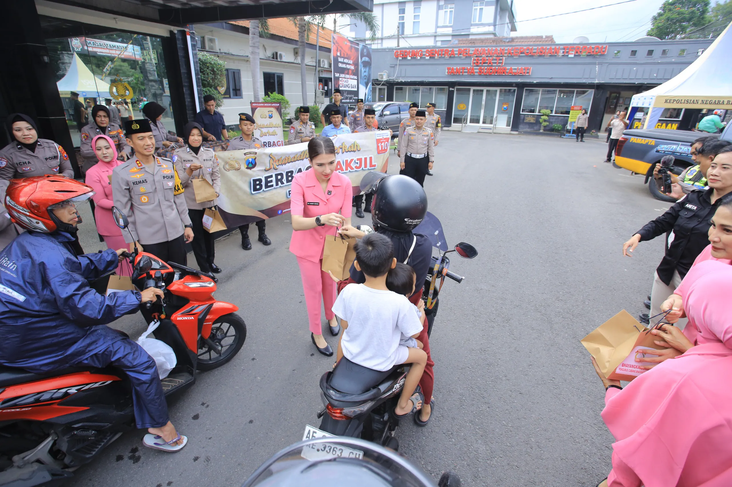 Indahnya Berbagi, Kapolres Madiun Bersama Ketua Bhayangkari Bagikan Takjil