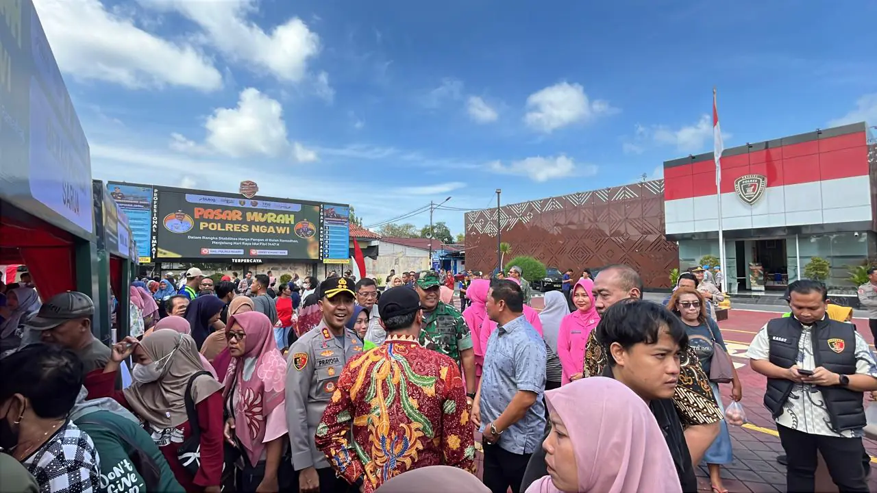 Serunya Warga Padati Pasar Murah Polres Ngawi