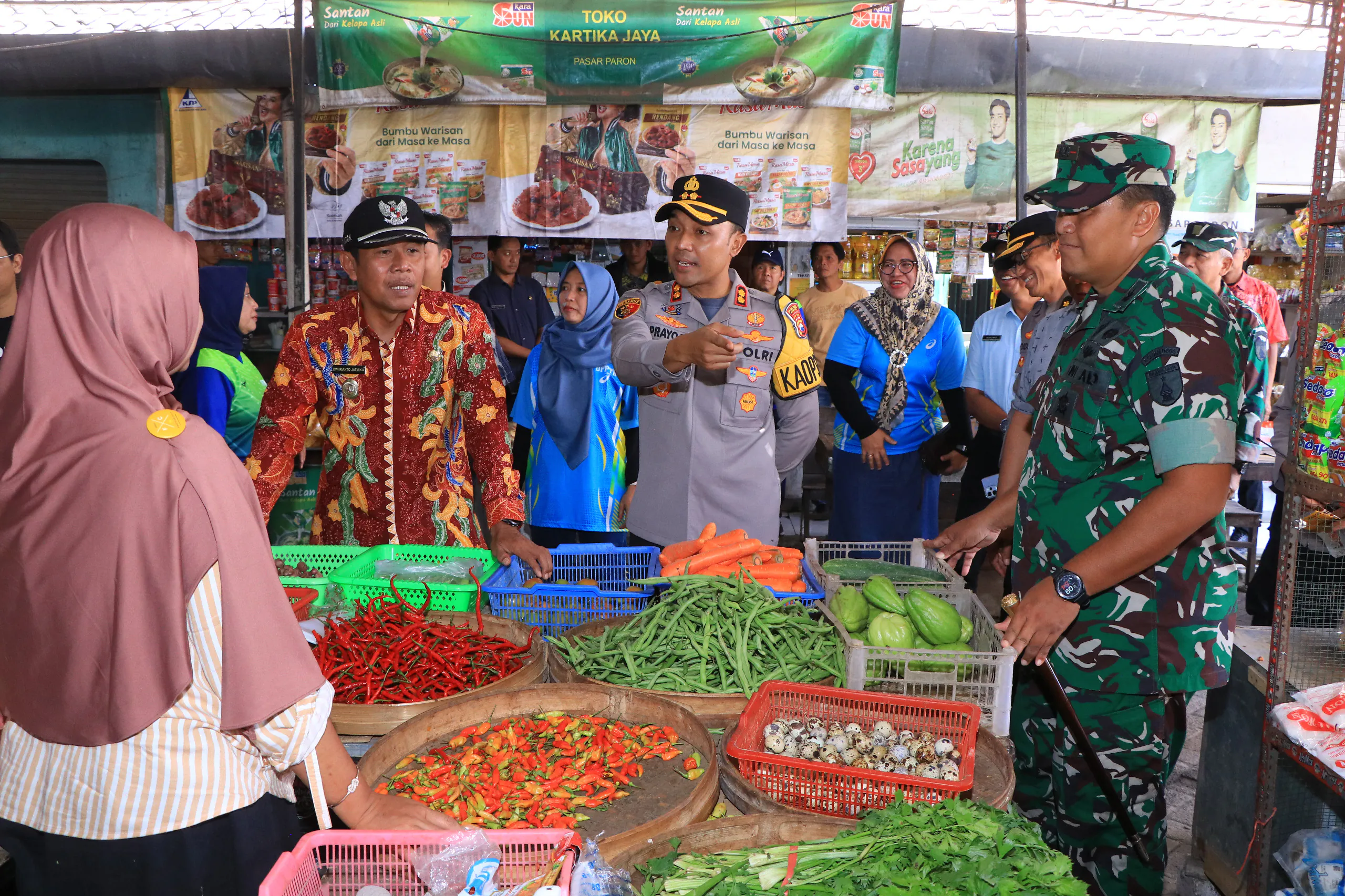 Jaga Stabilitas Harga dan Ketersediaan Bapokting di Ngawi, Kapolres Bersama Wakil Bupati Tinjau Pasar