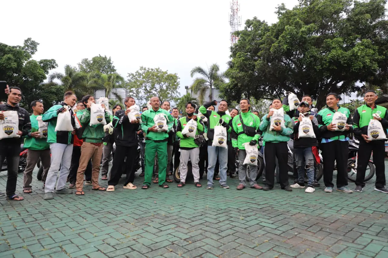 Polres Magetan Berbagi di Ramadan, Kapolres Salurkan Bingkisan Lebaran untuk Ojol dan Tukang Becak
