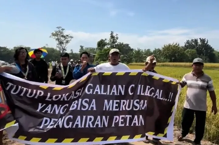 Tidak Percaya APH…Mahasiswa PMII dan Warga Usir Paksa Alat Berat Di Desa Mojotamping Bangsal Mojokerto