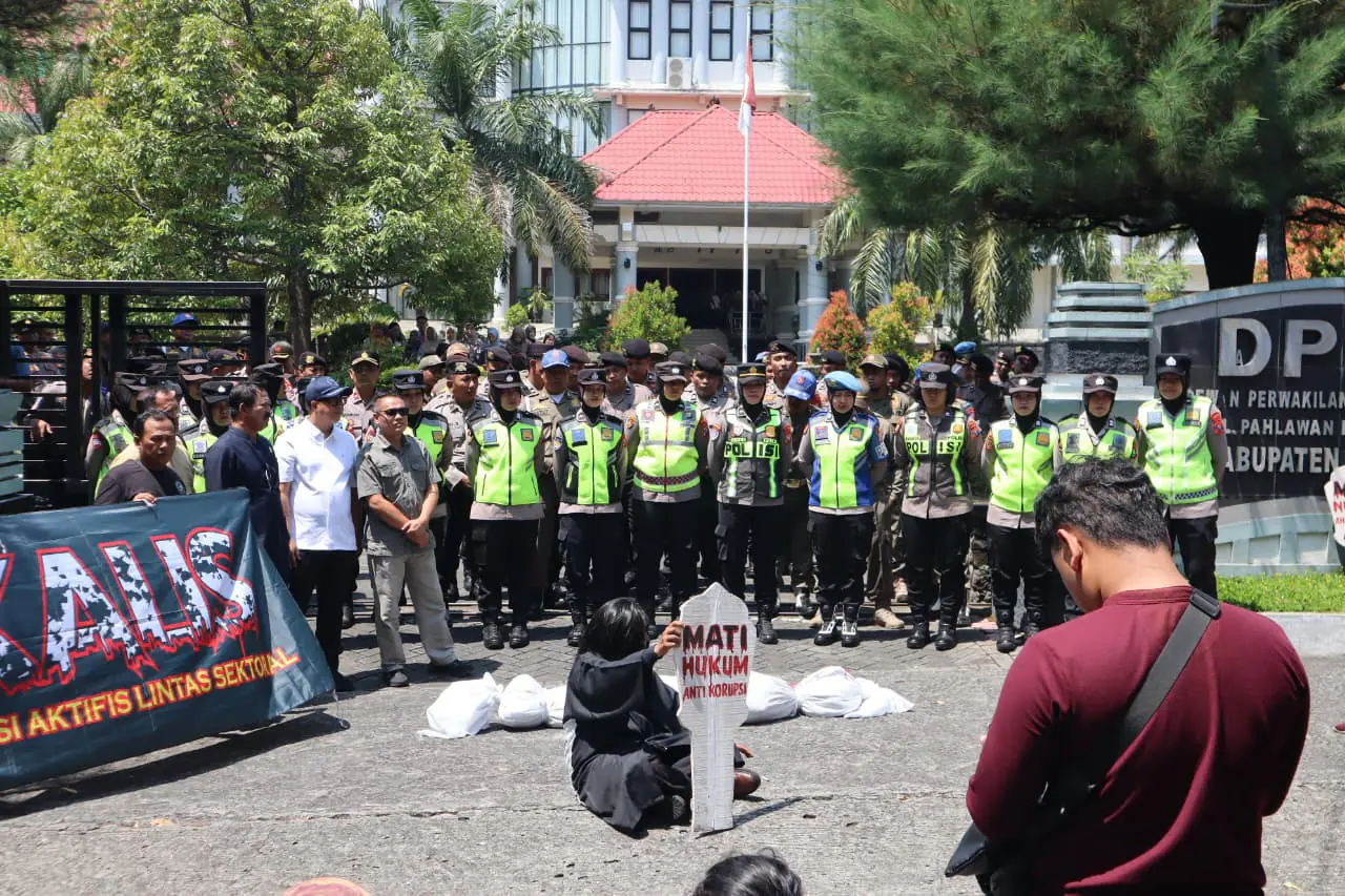 Ratusan Personel Polisi Amankan Aksi Damai di Magetan, Polwan Turun Bagikan Minuman untuk Massa