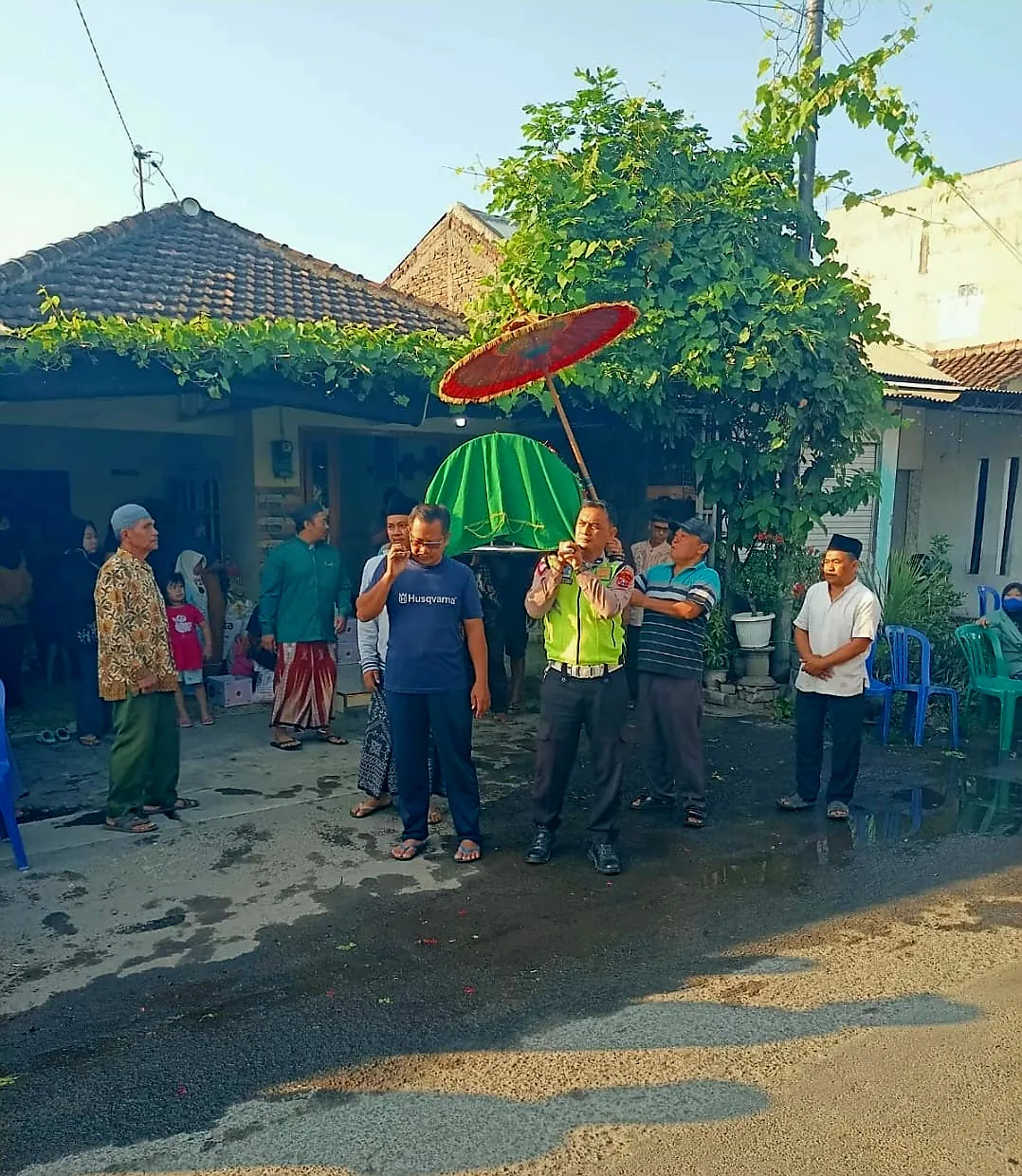 Bhabinkamtibmas Polsek Krian Takziah dan Antar Jenazah Warga