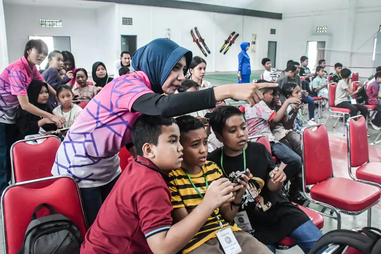 Ketua Pengurus Daerah Ambon Yayasan Hang Tuah Resmi Tutup English Holiday Camp 2026