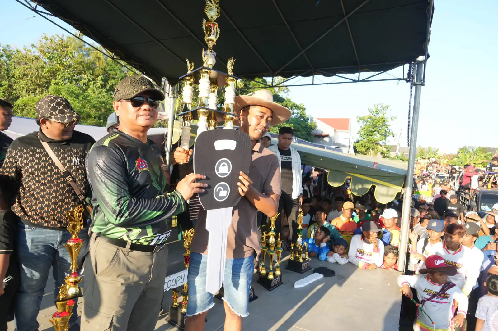 Riuh Sorak Ribuan Penonton Iringi Penobatan Jawara Karapan Sapi oleh Danrem Bhaskara Jaya