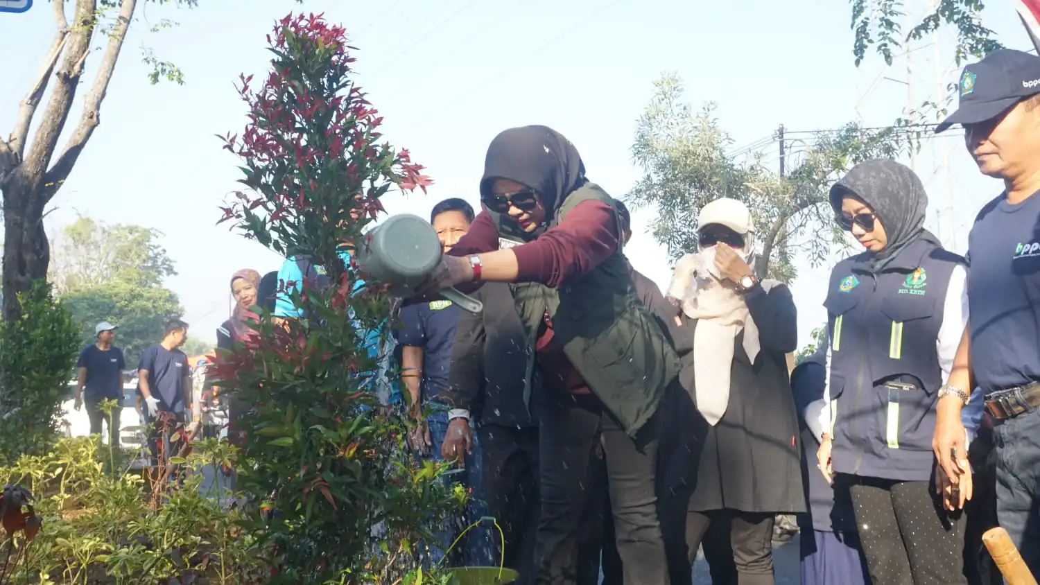 Wabup Mimik Idayana Pimpin Penanaman 644 Pucuk Merah, Ajak Warga dan PKL Jaga Kebersihan Lingkungan.