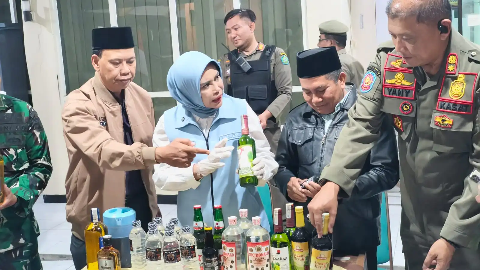 Wabup Sidoarjo Mimik Idayana Sidak PKL dan Tempat Karaoke di Kawasan Tol HK Jabon, Puluhan LC Didata dan Jalani Pemeriksaan Kesehatan HIV/AIDS.