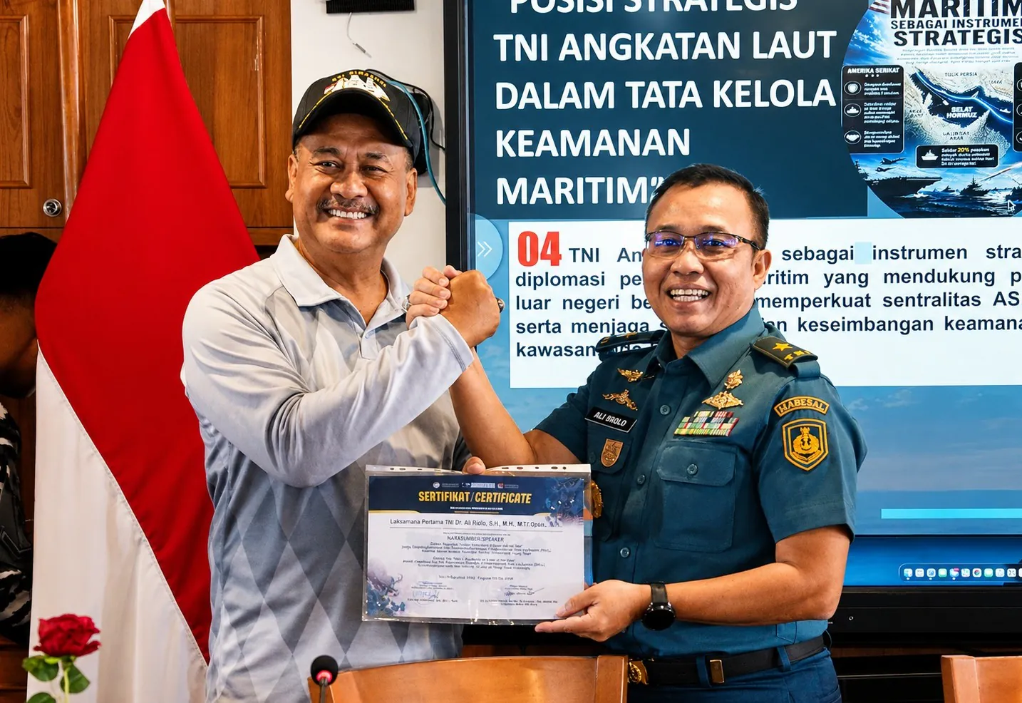 Perdalam Hukum Laut, UHT Gelar Diskusi Bersama ISSIL di Atas KRI Bima Suci