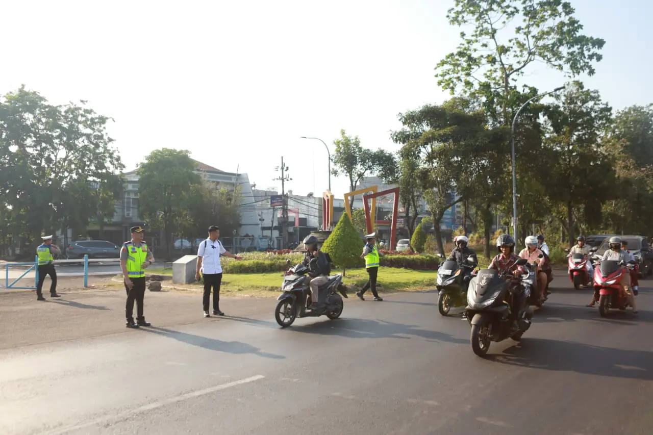 Berikan Rasa Aman, Kapolres Pelabuhan Tanjung Perak Turun Langsung Pengaturan Lalu Lintas Pagi