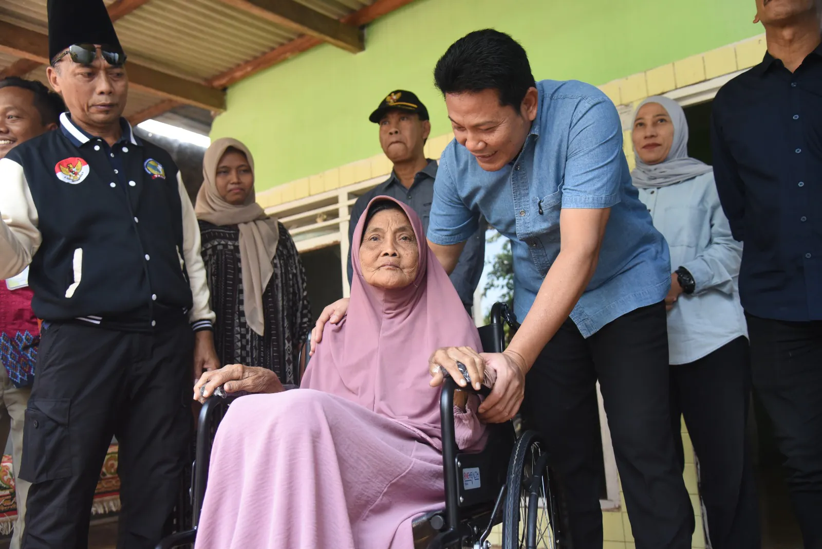Blusukan ke Jabon, Bupati Subandi Serahkan Bantuan Empat Kursi Roda dan Benahi Dua Rumah