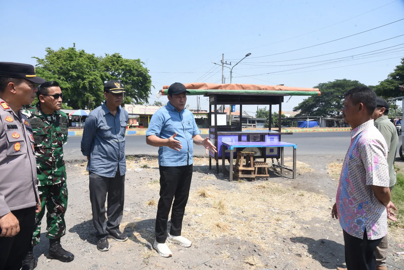 Bupati Subandi Minta Dinas PUBMSDA Lebarkan Persimpangan Jalan Depan Polsek Jabon.