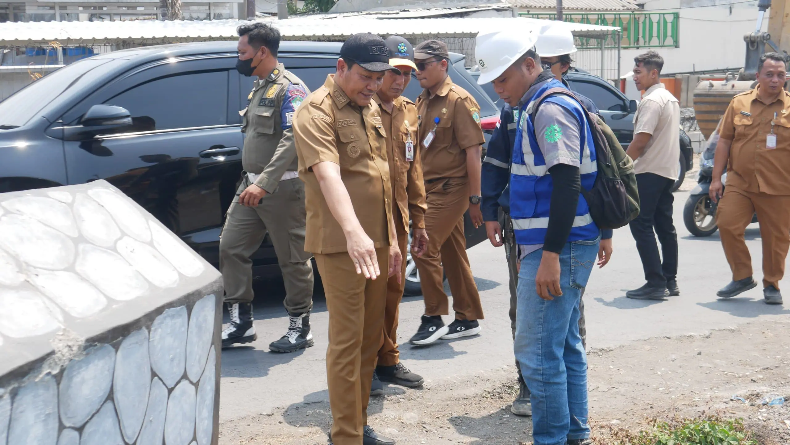 Bupati Subandi Sidak Betonisasi Jalan Gedangan–Betro, Minta Proyek Dipercepat dan Normalisasi Sungai Dilaksanakan Terpadu