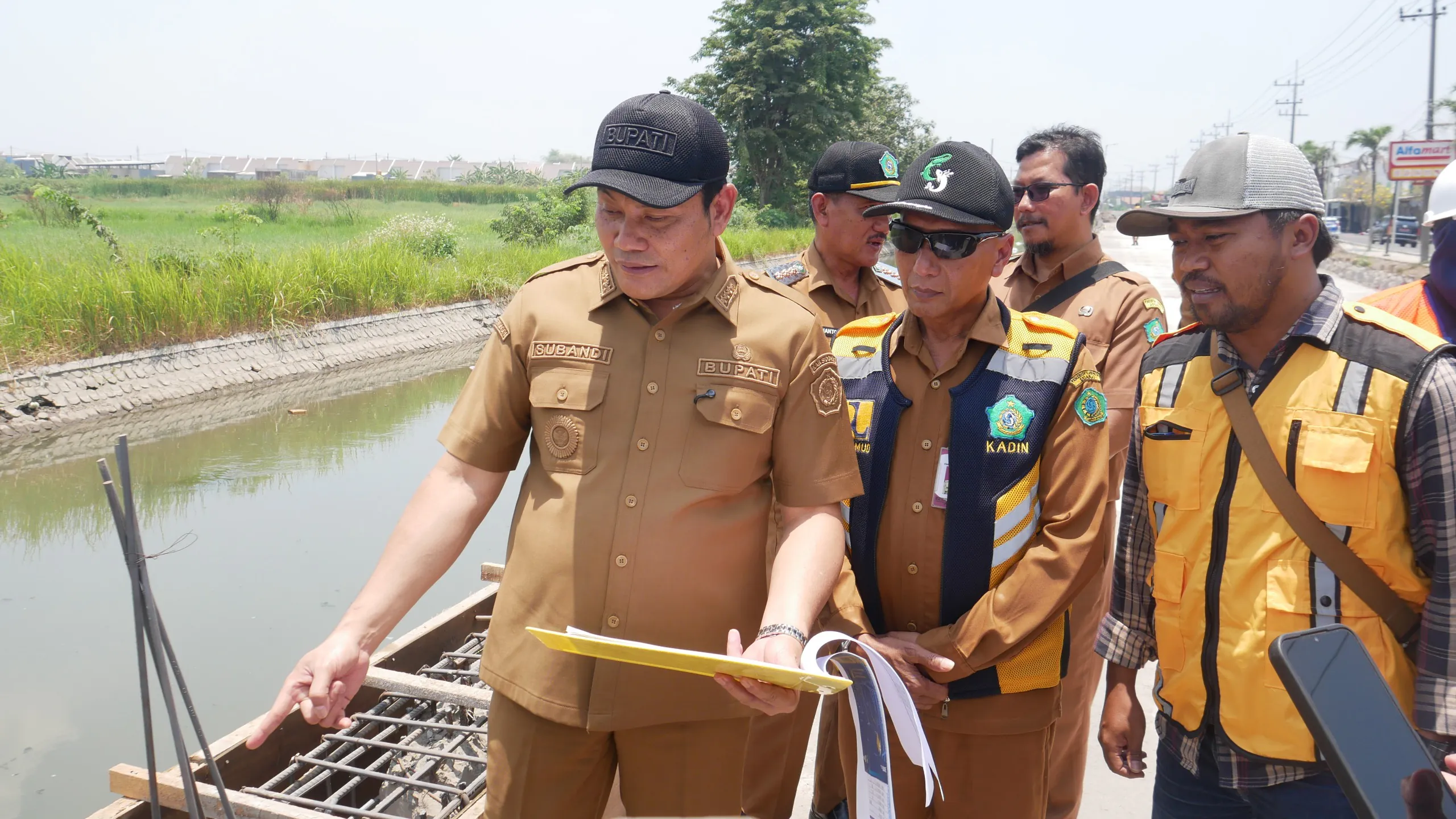 Bupati Subandi Sidak Betonisasi Jalan Kebonagung-Kemasan Krian,Pembetonan Siap.